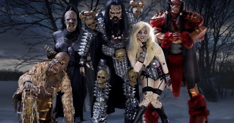 Hélène Ségara et Garou, chanteurs de Notre Dame de Paris, interprètent un duo puissant